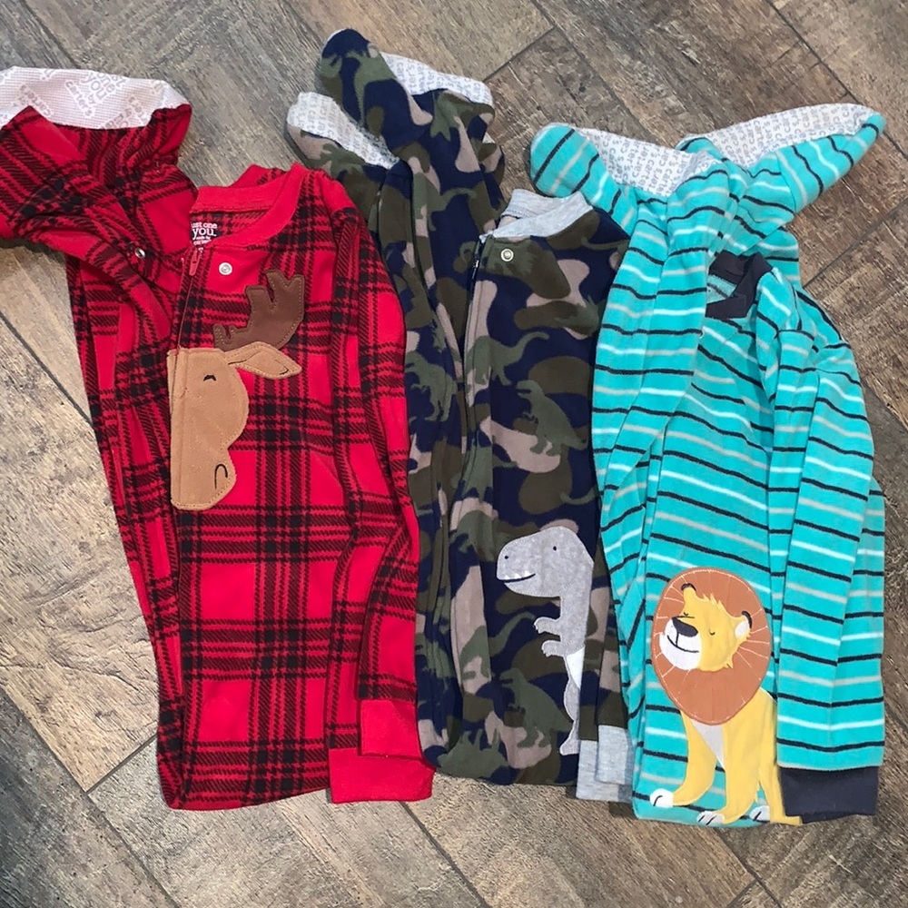Carter’s boy footed fleece pajamas 5T lot of 3